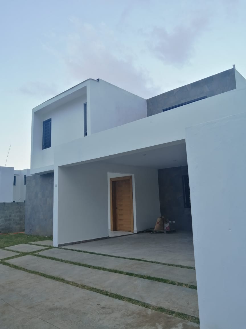 Hermosa, amplia  y moderna casa a estrenar , en residencial cerrado en Bonao, C0079